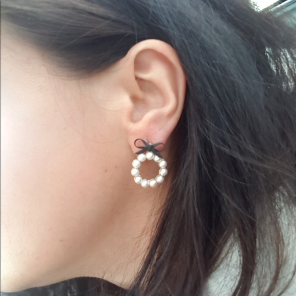 🎀 New - Faux Pearl Bow Earrings - Picture 7 of 8